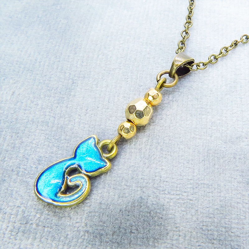 アンティークゴールド 蒼い猫とメタルビーズのコンパクトなネックレス ブルーキャット レジン 長さ調整可