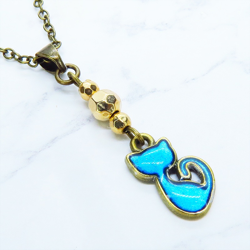 アンティークゴールド 蒼い猫とメタルビーズのコンパクトなネックレス ブルーキャット レジン 長さ調整可