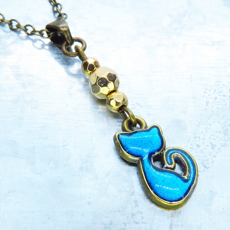 アンティークゴールド 蒼い猫とメタルビーズのコンパクトなネックレス ブルーキャット レジン 長さ調整可