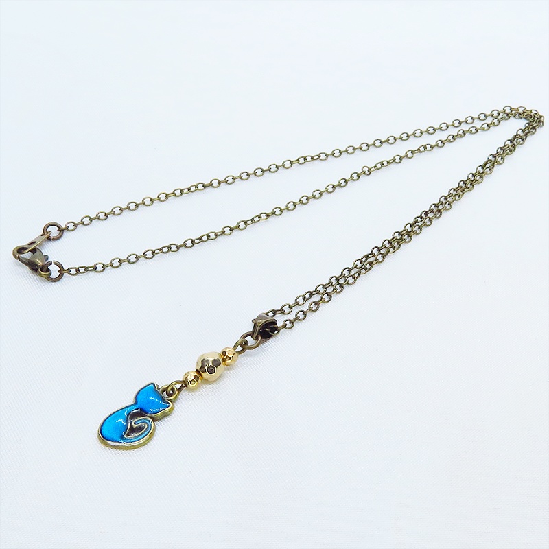 アンティークゴールド 蒼い猫とメタルビーズのコンパクトなネックレス ブルーキャット レジン 長さ調整可