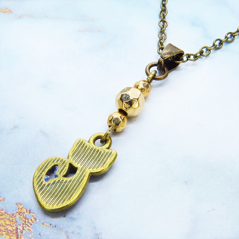 アンティークゴールド 蒼い猫とメタルビーズのコンパクトなネックレス ブルーキャット レジン 長さ調整可