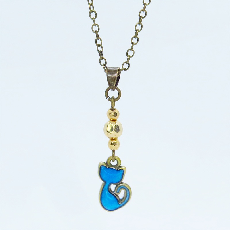 アンティークゴールド 蒼い猫とメタルビーズのコンパクトなネックレス ブルーキャット レジン 長さ調整可