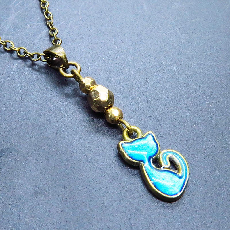 アンティークゴールド 蒼い猫とメタルビーズのコンパクトなネックレス ブルーキャット レジン 長さ調整可
