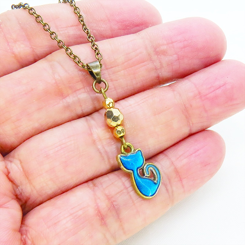 アンティークゴールド 蒼い猫とメタルビーズのコンパクトなネックレス ブルーキャット レジン 長さ調整可