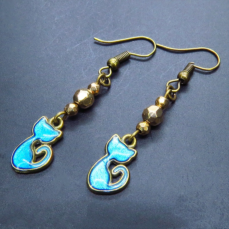 アンティークゴールド 蒼い猫とメタルビーズを組合せたコンパクトなピアス ブルーキャット レジン