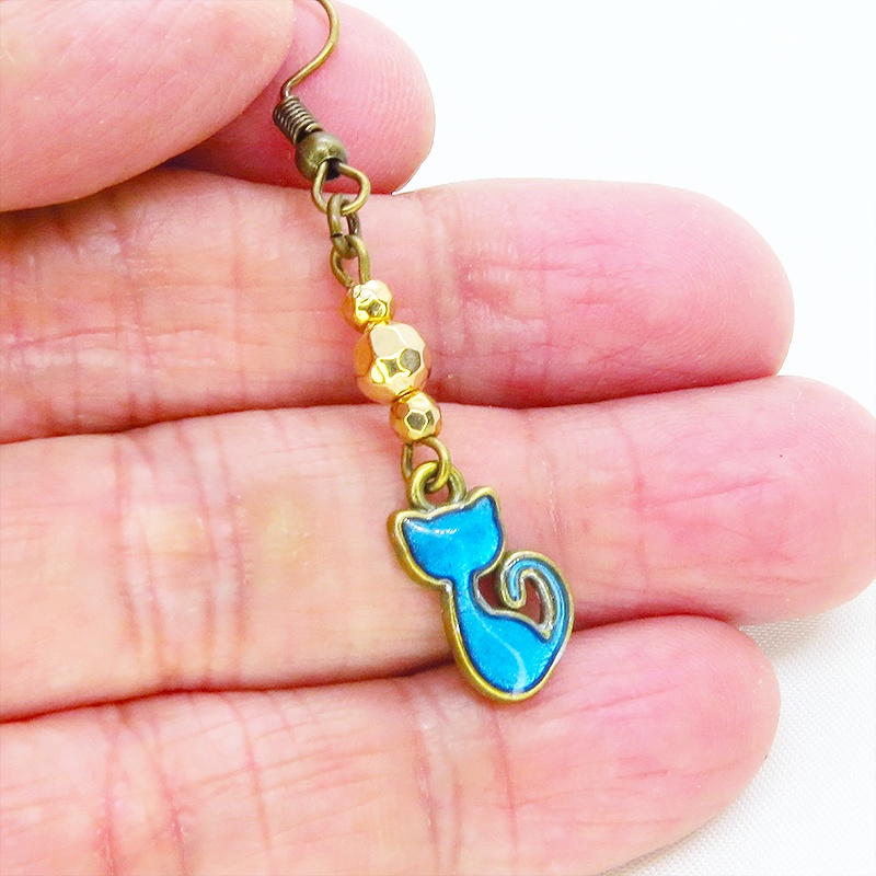 アンティークゴールド 蒼い猫とメタルビーズを組合せたコンパクトなピアス ブルーキャット レジン