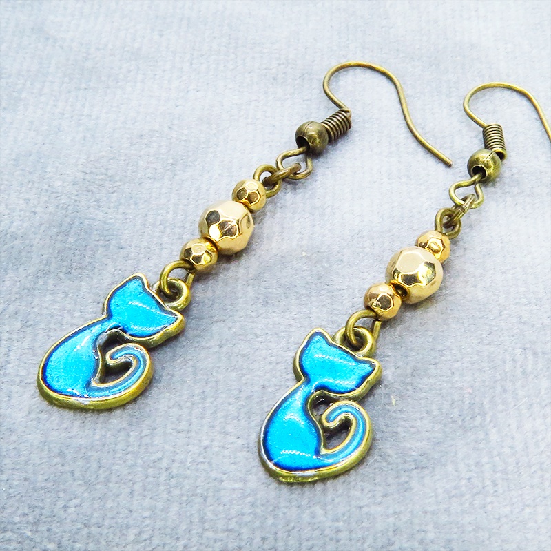 アンティークゴールド 蒼い猫とメタルビーズを組合せたコンパクトなピアス ブルーキャット レジン