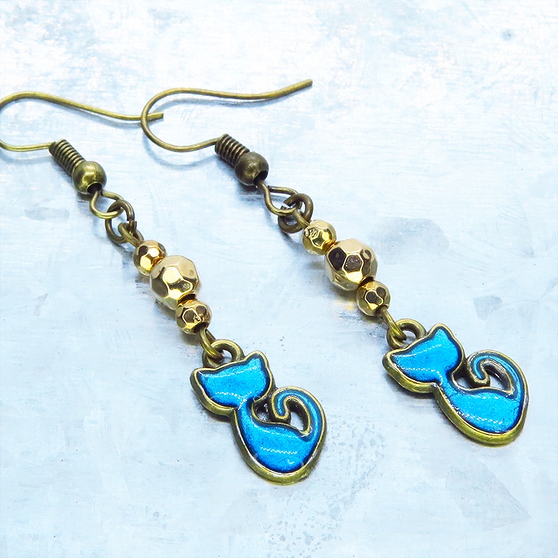 アンティークゴールド 蒼い猫とメタルビーズを組合せたコンパクトなピアス ブルーキャット レジン