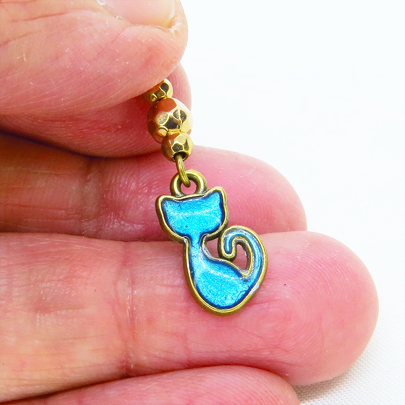 アンティークゴールド 蒼い猫とメタルビーズを組合せたコンパクトなピアス ブルーキャット レジン