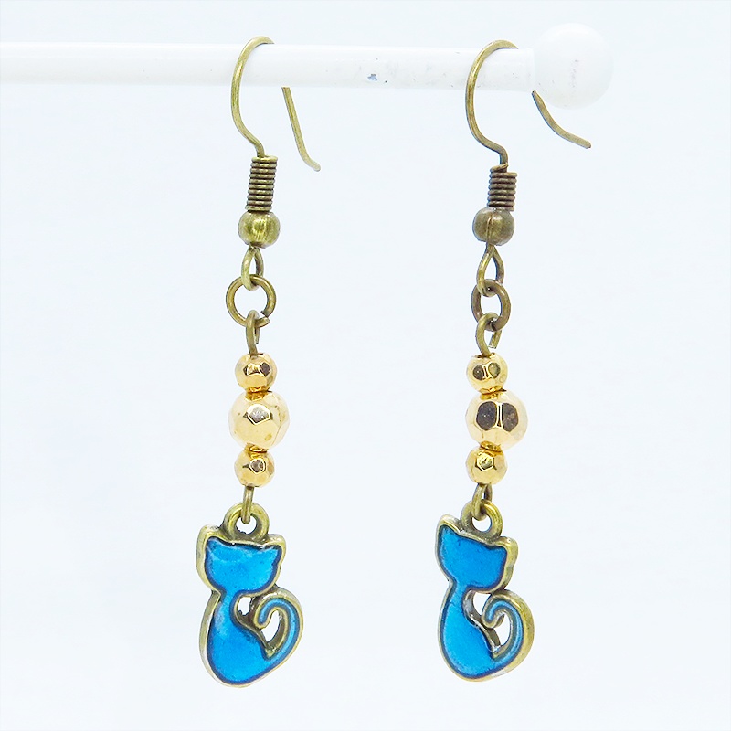 アンティークゴールド 蒼い猫とメタルビーズを組合せたコンパクトなピアス ブルーキャット レジン