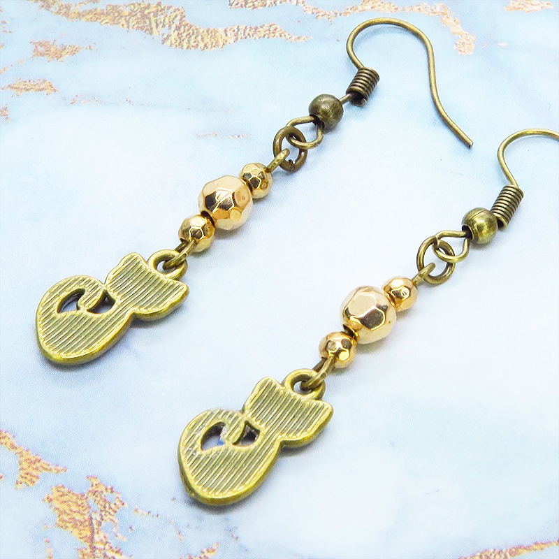 アンティークゴールド 蒼い猫とメタルビーズを組合せたコンパクトなピアス ブルーキャット レジン