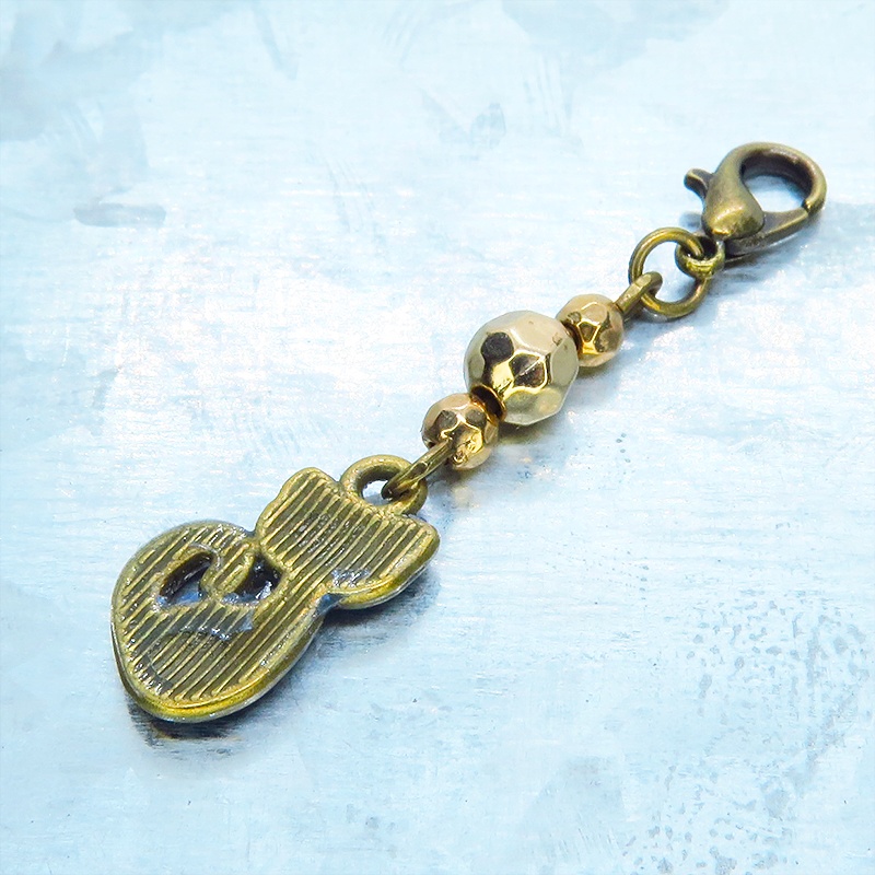 マスク・スマホチャーム アンティークゴールド 蒼い猫とメタルビーズを組合せたコンパクトなチャーム レジン 金具変更可