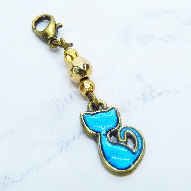 マスク・スマホチャーム アンティークゴールド 蒼い猫とメタルビーズを組合せたコンパクトなチャーム レジン 金具変更可