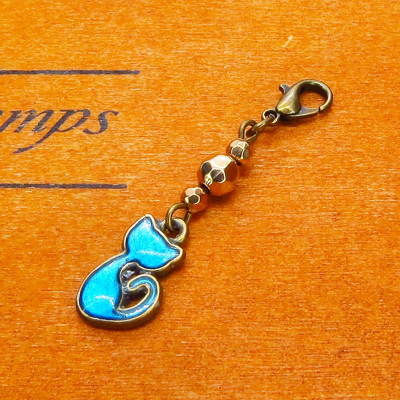 マスク・スマホチャーム アンティークゴールド 蒼い猫とメタルビーズを組合せたコンパクトなチャーム レジン 金具変更可
