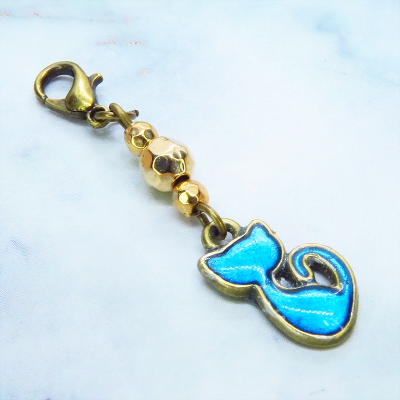 マスク・スマホチャーム アンティークゴールド 蒼い猫とメタルビーズを組合せたコンパクトなチャーム レジン 金具変更可
