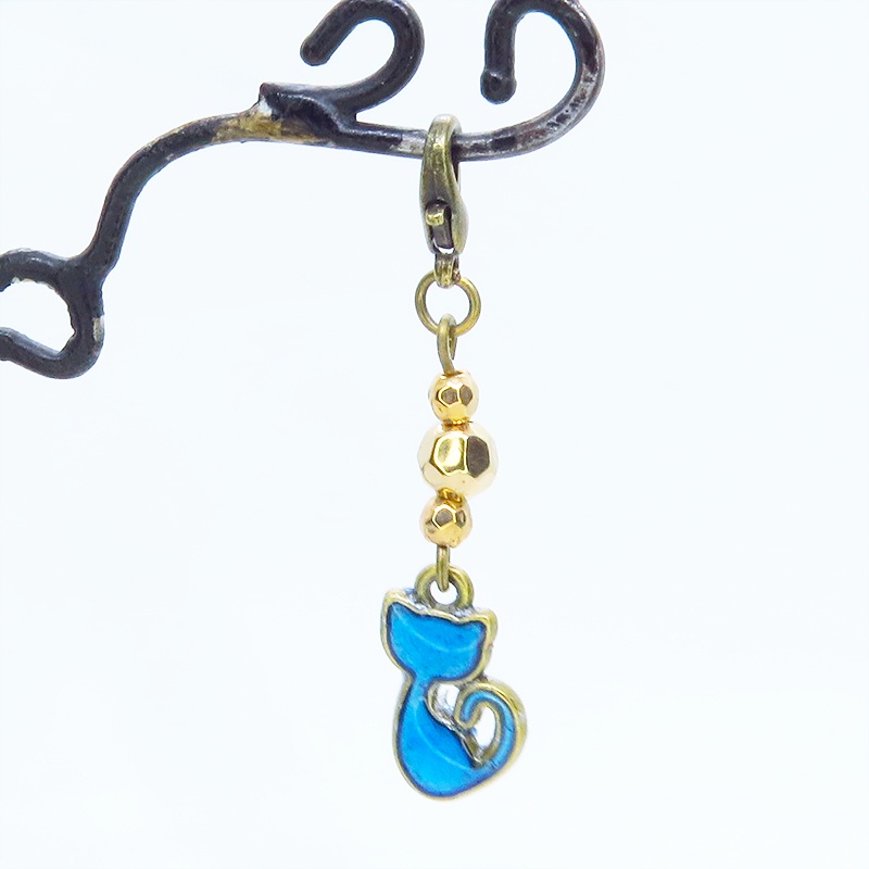マスク・スマホチャーム アンティークゴールド 蒼い猫とメタルビーズを組合せたコンパクトなチャーム レジン 金具変更可