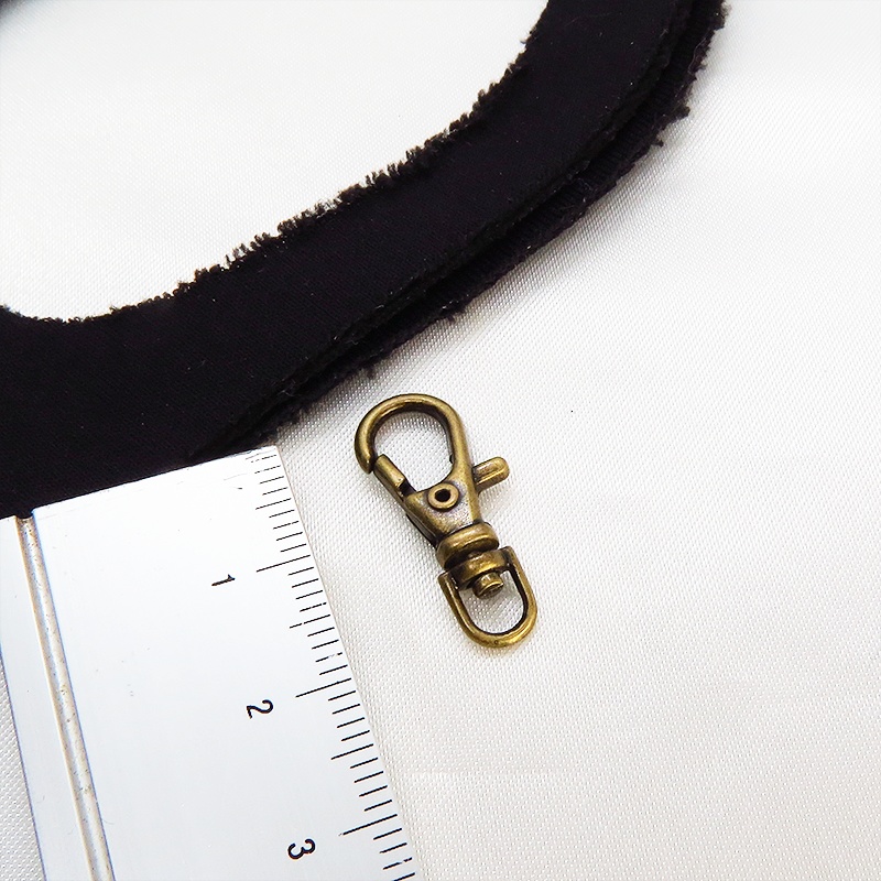 マスク・スマホチャーム アンティークゴールド 蒼い猫とメタルビーズを組合せたコンパクトなチャーム レジン 金具変更可