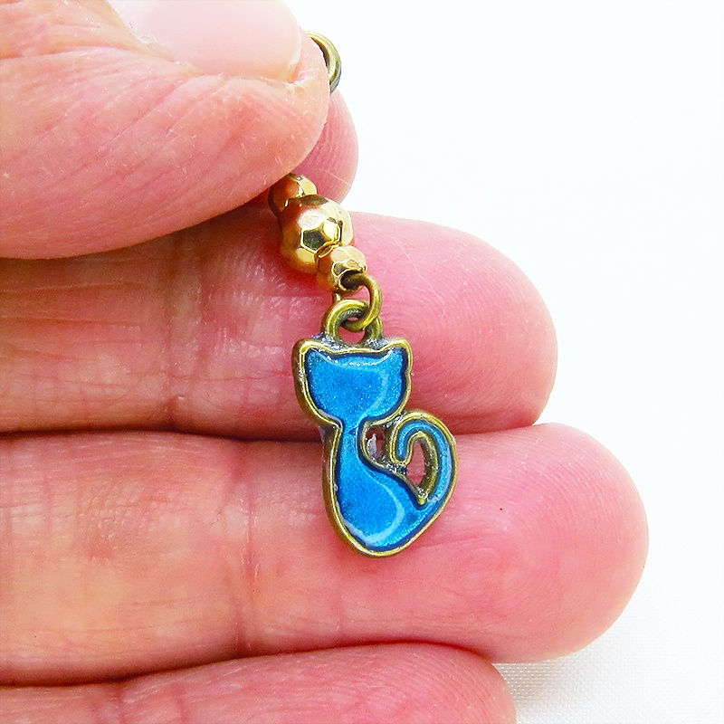 マスク・スマホチャーム アンティークゴールド 蒼い猫とメタルビーズを組合せたコンパクトなチャーム レジン 金具変更可