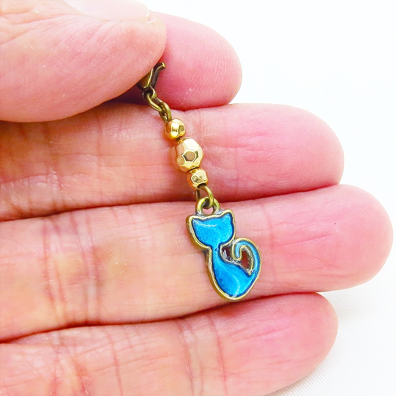 マスク・スマホチャーム アンティークゴールド 蒼い猫とメタルビーズを組合せたコンパクトなチャーム レジン 金具変更可