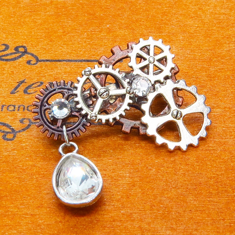 歯車とティドロップを組合せたコンパクトなスチームパンク風ブローチ バッジ アンティークシルバー ラインストーン