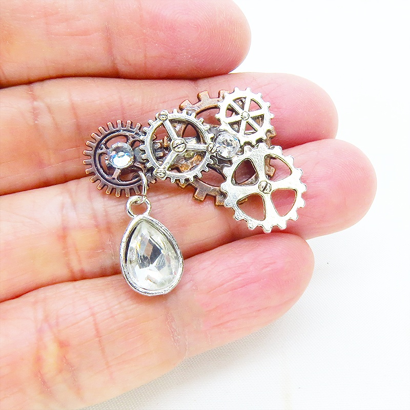 歯車とティドロップを組合せたコンパクトなスチームパンク風ブローチ バッジ アンティークシルバー ラインストーン