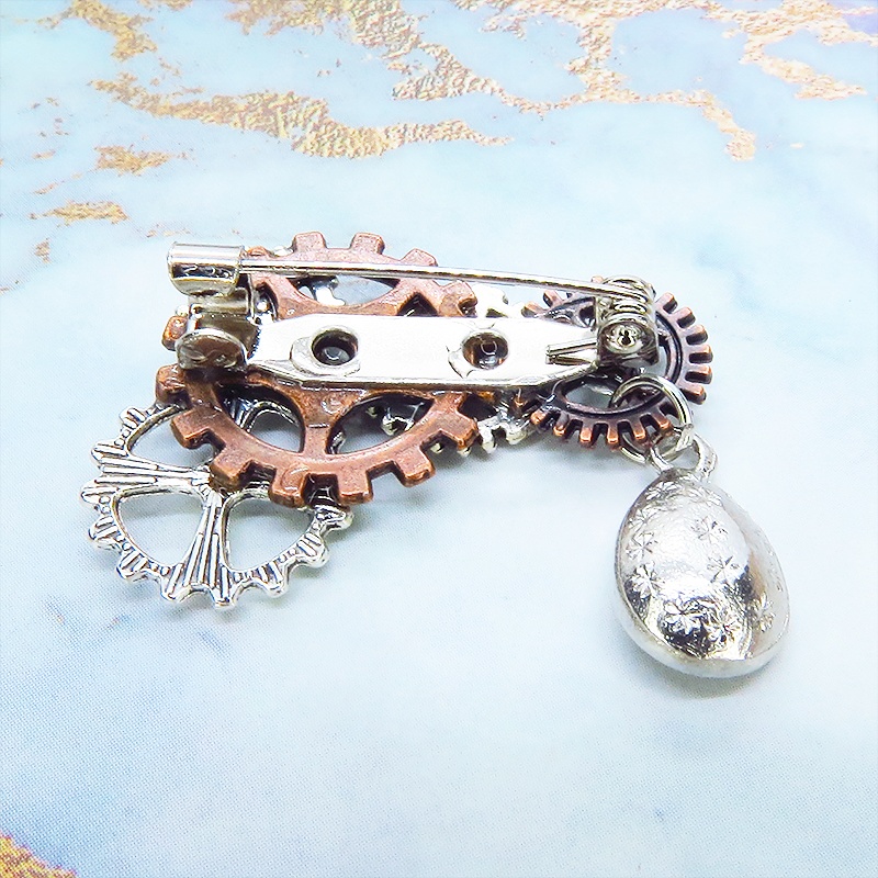 歯車とティドロップを組合せたコンパクトなスチームパンク風ブローチ バッジ アンティークシルバー ラインストーン