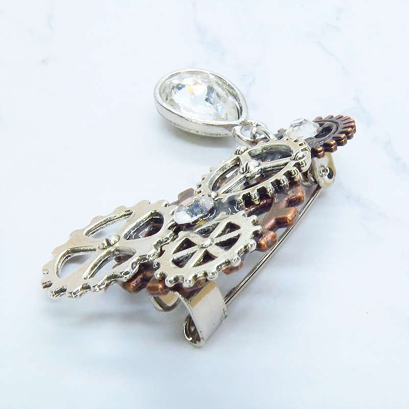 歯車とティドロップを組合せたコンパクトなスチームパンク風ブローチ バッジ アンティークシルバー ラインストーン