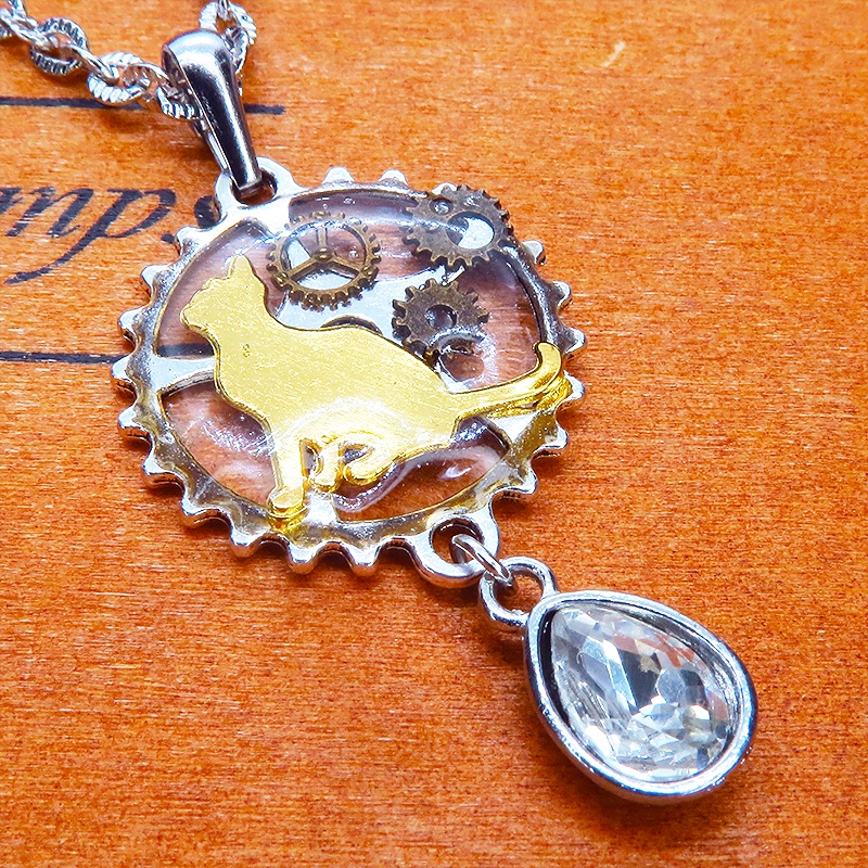 アンティークシルバー 見上げる猫モチーフと歯車のスチームパンク風ネックレス ティアドロップ ラインストーン 長さ変更可