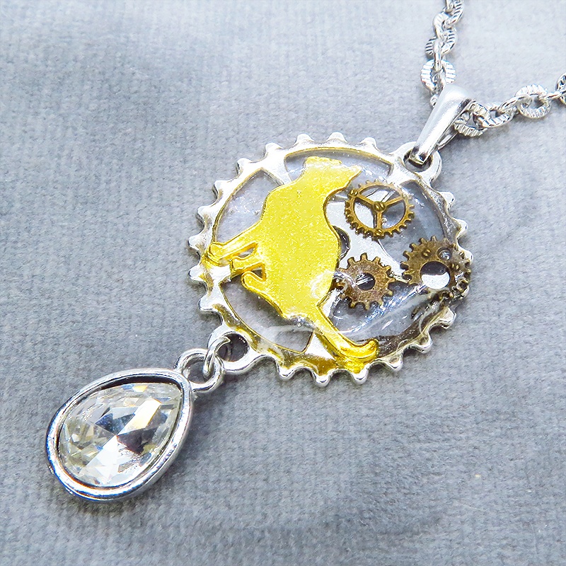 アンティークシルバー 見上げる猫モチーフと歯車のスチームパンク風ネックレス ティアドロップ ラインストーン 長さ変更可