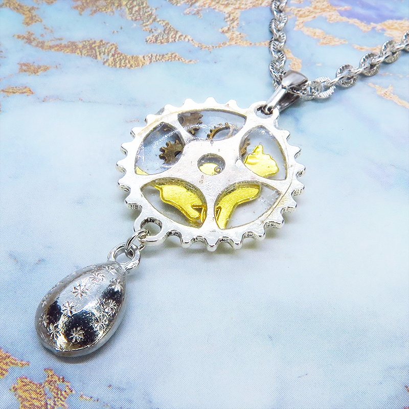 アンティークシルバー 見上げる猫モチーフと歯車のスチームパンク風ネックレス ティアドロップ ラインストーン 長さ変更可