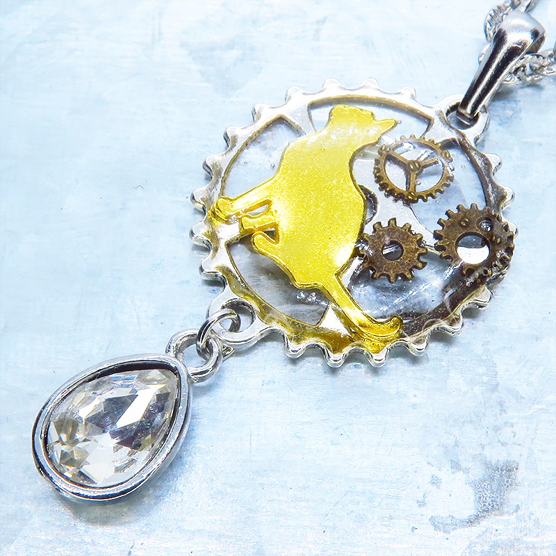 アンティークシルバー 見上げる猫モチーフと歯車のスチームパンク風ネックレス ティアドロップ ラインストーン 長さ変更可