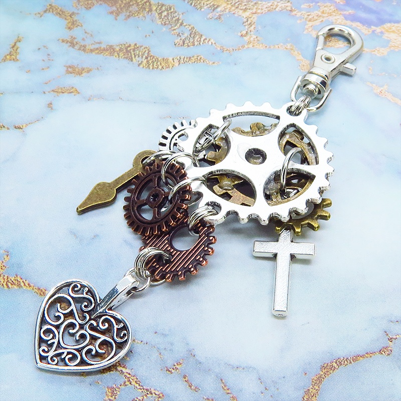 アンティークシルバー 歯車とハートを組合せたスチームパンク風キーホルダー バッグチャーム 金具変更可