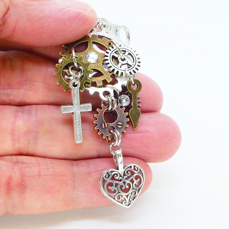 アンティークシルバー 歯車とハートを組合せたスチームパンク風キーホルダー バッグチャーム 金具変更可