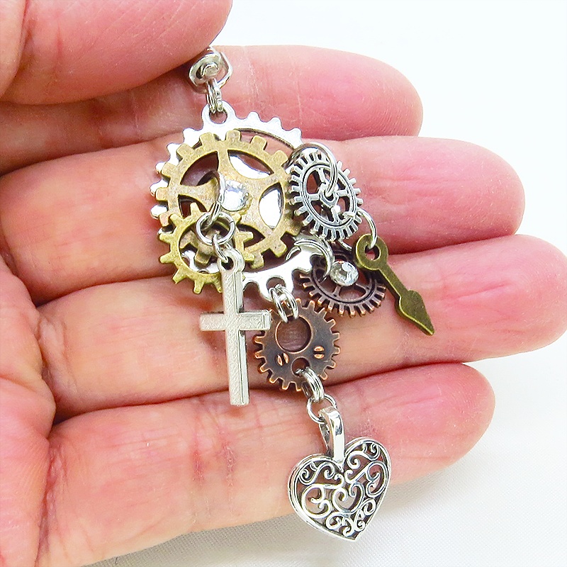 アンティークシルバー 歯車とハートを組合せたスチームパンク風キーホルダー バッグチャーム 金具変更可