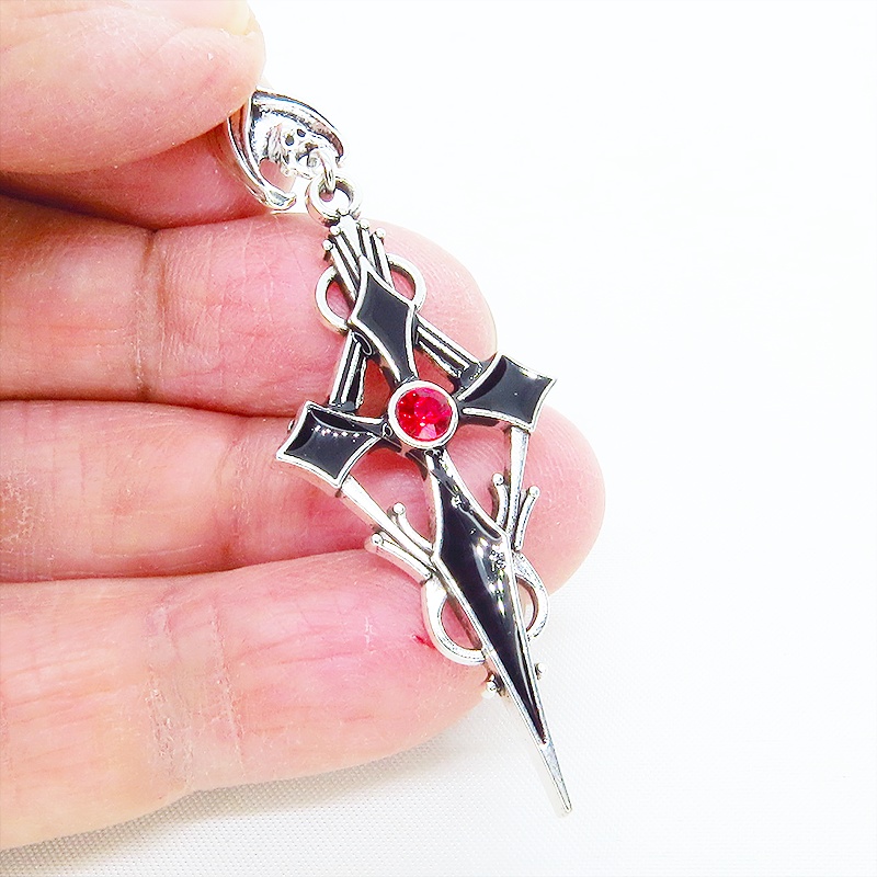 シルバーとブラックに輝く十字架のシルバークロスピアス ロザリオ ゴシック パンク ロック メタルブラック サージカル可