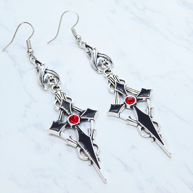 シルバーとブラックに輝く十字架のシルバークロスピアス ロザリオ ゴシック パンク ロック メタルブラック サージカル可