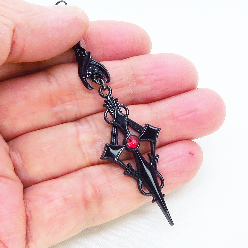 ブラックに輝く十字架のブラッククロスピアス ロザリオ ゴシック パンク ロック メタルブラック