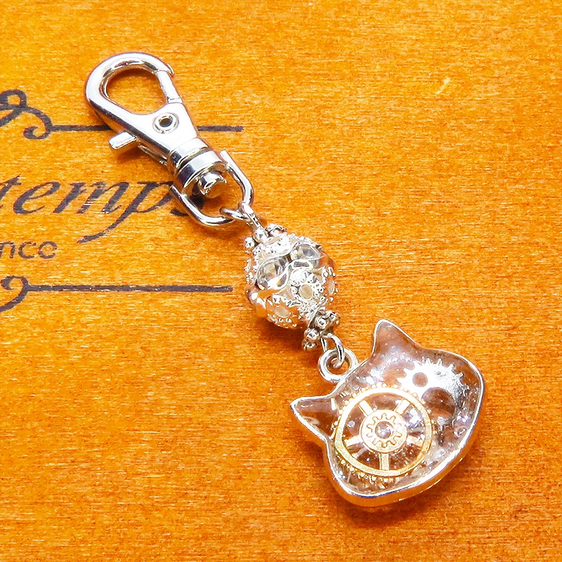 シルバーカラー 猫フェイスに歯車を封入した可愛いキーホルダー レジン スチームパンク風 金具変更可