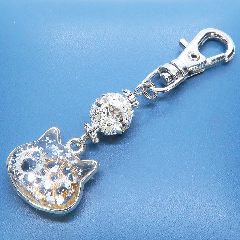 シルバーカラー 猫フェイスに歯車を封入した可愛いキーホルダー レジン スチームパンク風 金具変更可