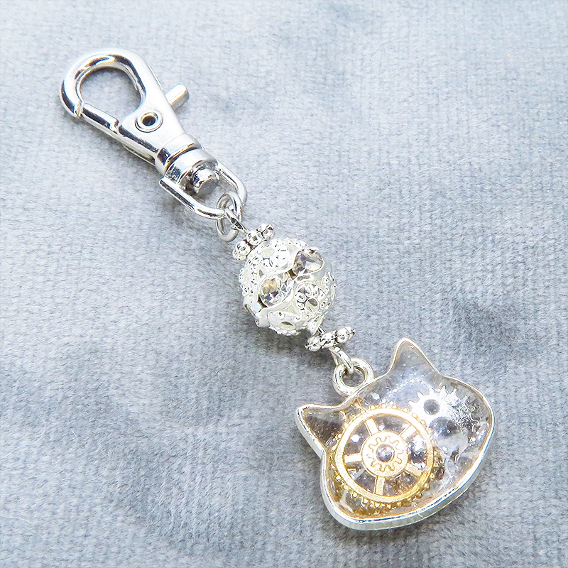 シルバーカラー 猫フェイスに歯車を封入した可愛いキーホルダー レジン スチームパンク風 金具変更可