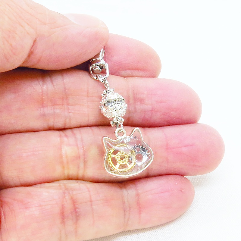 シルバーカラー 猫フェイスに歯車を封入した可愛いキーホルダー レジン スチームパンク風 金具変更可