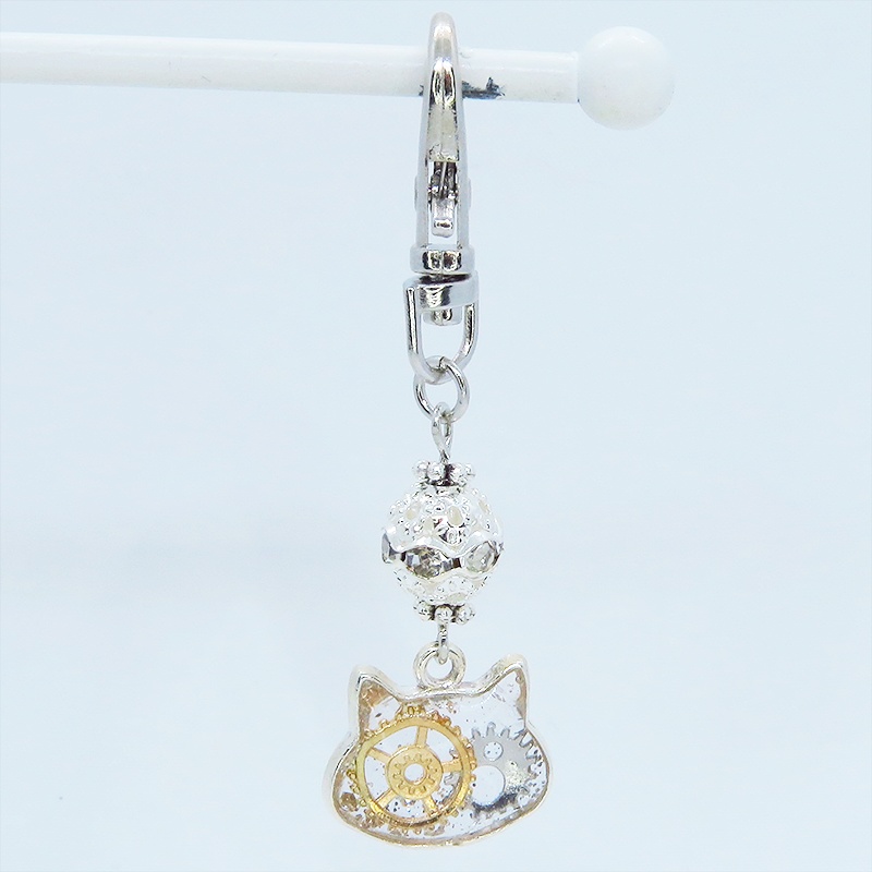 シルバーカラー 猫フェイスに歯車を封入した可愛いキーホルダー レジン スチームパンク風 金具変更可