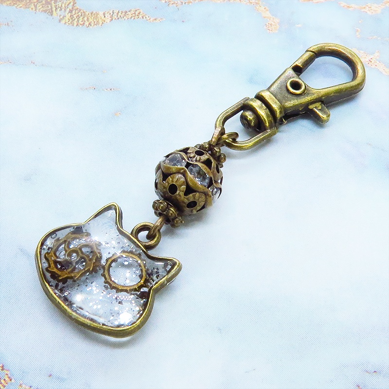 アンティークゴールド 猫フェイスに歯車を封入した可愛いキーホルダー レジン スチームパンク風 金具変更可