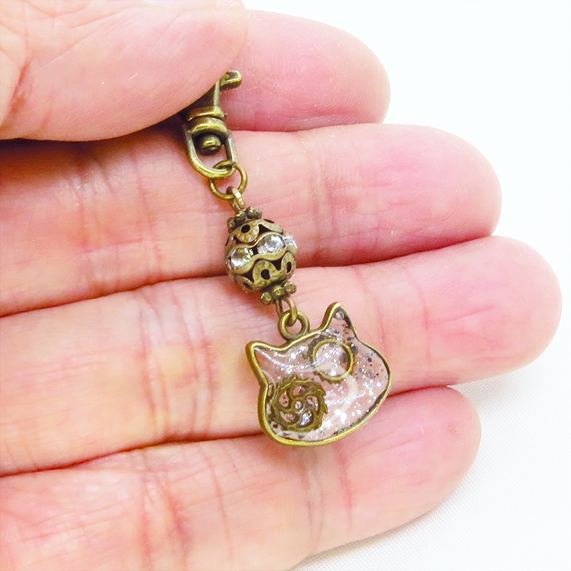 アンティークゴールド 猫フェイスに歯車を封入した可愛いキーホルダー レジン スチームパンク風 金具変更可