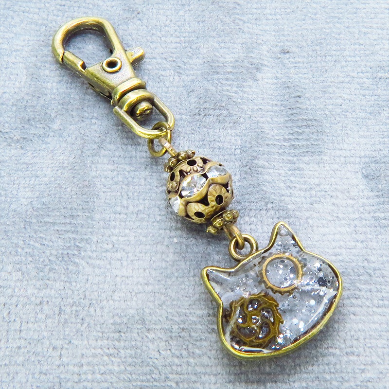 アンティークゴールド 猫フェイスに歯車を封入した可愛いキーホルダー レジン スチームパンク風 金具変更可