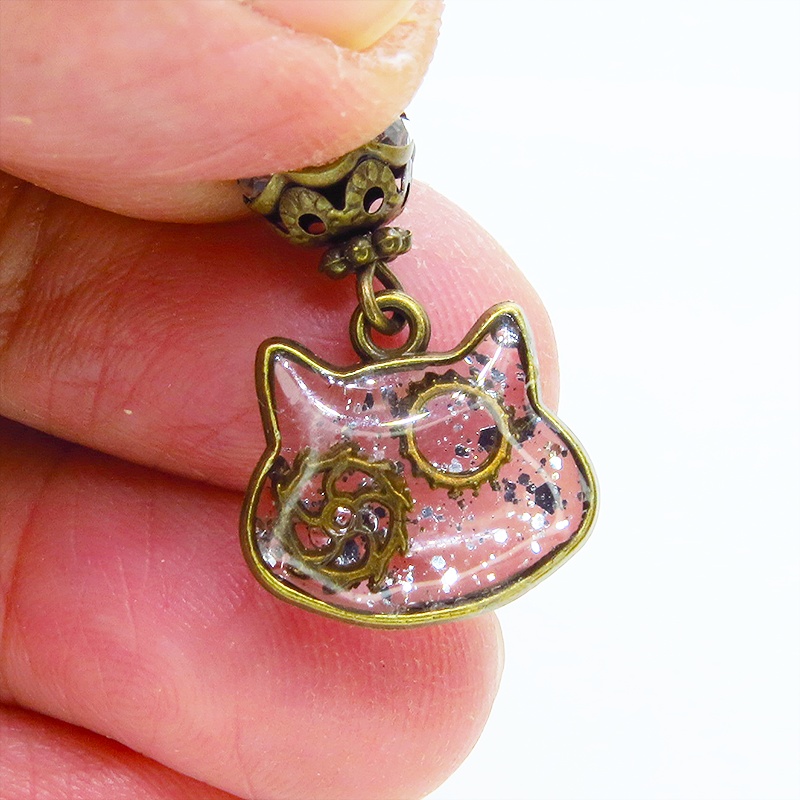 アンティークゴールド 猫フェイスに歯車を封入した可愛いキーホルダー レジン スチームパンク風 金具変更可