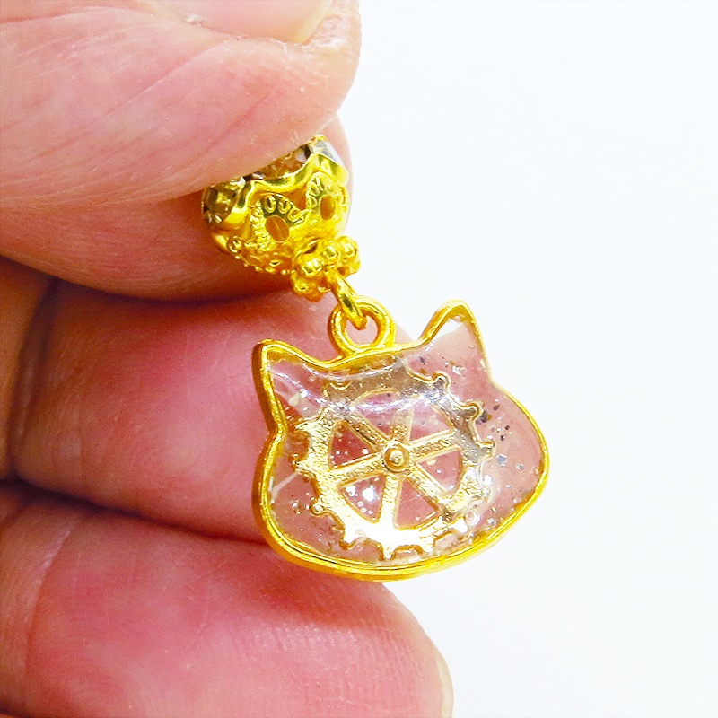 ゴールドカラー 猫フェイスに歯車を封入した可愛いキーホルダー レジン スチームパンク風 金具変更可