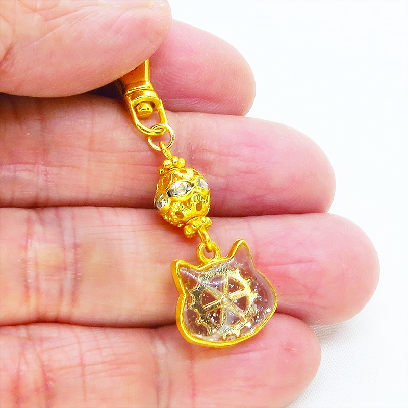 ゴールドカラー 猫フェイスに歯車を封入した可愛いキーホルダー レジン スチームパンク風 金具変更可