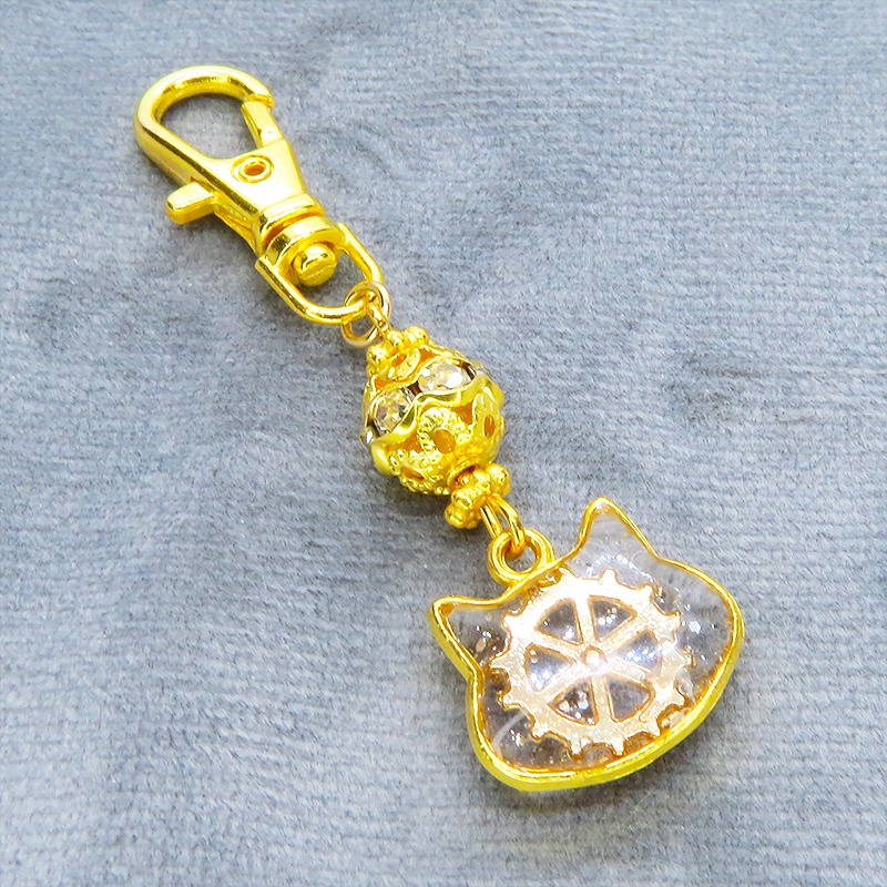 ゴールドカラー 猫フェイスに歯車を封入した可愛いキーホルダー レジン スチームパンク風 金具変更可