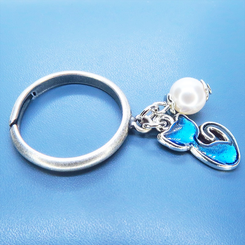 アンティークシルバー 可愛いブルーカラーの猫モチーフとスワロフスキーパールのリング フリーサイズ